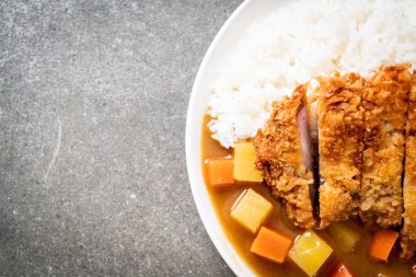 Çıtır çıtır kızarmış domuz pirzola köri ve pilav ile 