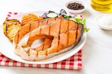 sebze ile ızgara somon biftek fileto