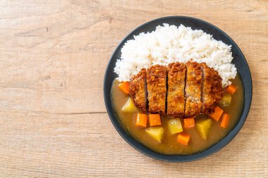 Çıtır çıtır kızarmış domuz pirzola köri ve pilav ile 