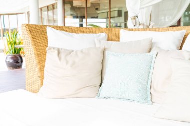 veranda sandalyesinde rahat yastık