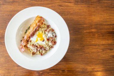 pastırma ve yumurta ile carbonara spagetti