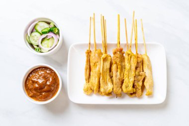 Domuz Satay-ızgara domuz fıstığı sosu veya tatlı ile servis ve 