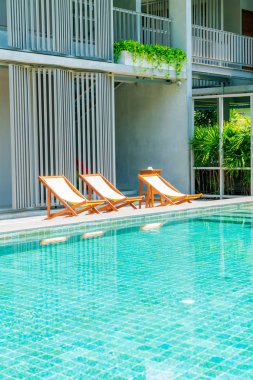 yüzme havuzu etrafında yatak havuzu