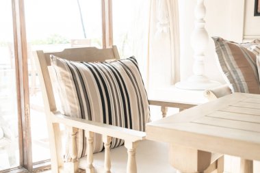 Kanepe sandalyede rahat yastık 