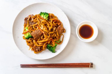 domuz ve sebze ile kızarmış erişte