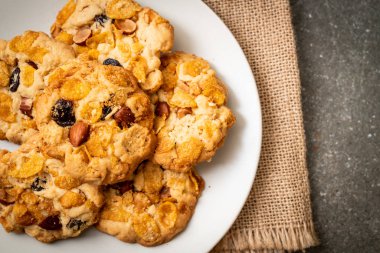 Mısır gevreği üzüm ve badem ile kurabiye