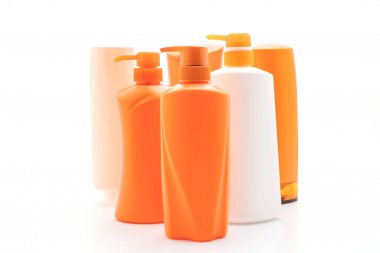 Beyaz arka plan üzerinde şampuan veya saç kremi şişe