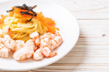 karidesler ve karides yumurtası ile spagetti kremsi