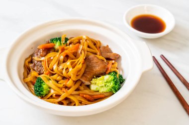 domuz ve sebze ile kızarmış erişte