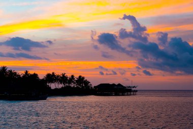 Maldivler Adası ile günbatımı gökyüzü