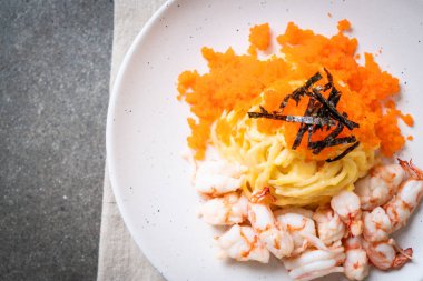 karidesler ve karides yumurtası ile spagetti kremsi