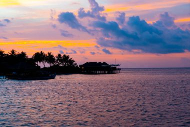 Maldivler Adası ile günbatımı gökyüzü
