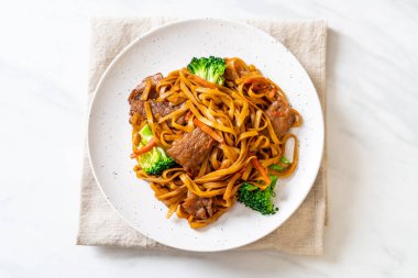 domuz ve sebze ile kızarmış erişte