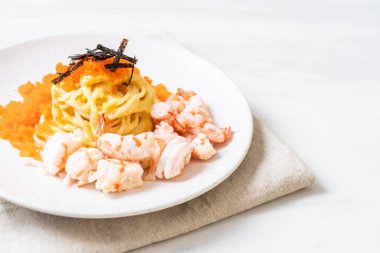 karidesler ve karides yumurtası ile spagetti kremsi