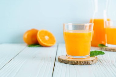 Ahşap arka plan üzerinde taze portakal suyu