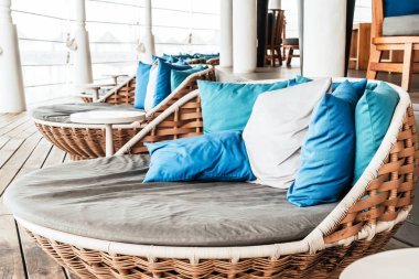 Kanepe açık verandada rahat yastık