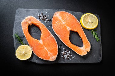 taze çiğ somon fileto biftek