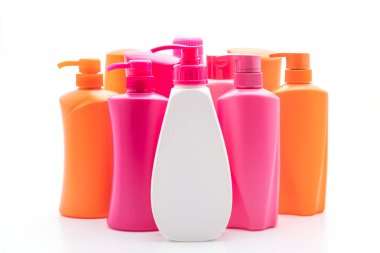 Beyaz arka plan üzerinde şampuan veya saç kremi şişe