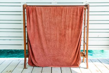 beyaz duvar ile asılı havlu 