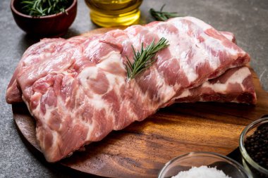 Taze çiğ domuz kaburgası. 