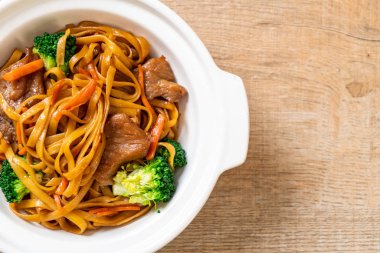 domuz ve sebze ile kızarmış erişte