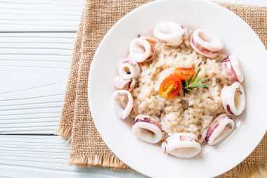 Kalamarlar veya ahtapot risotto