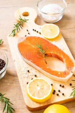 taze çiğ somon fileto biftek