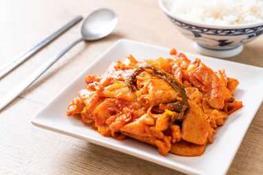 kimchi ile tavada kızartılmış domuz eti