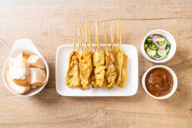 Domuz Satay-ızgara domuz fıstığı sosu veya tatlı ile servis ve 