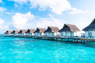 plaj ve deniz ile tropikal Maldivler tatil otel ve ada