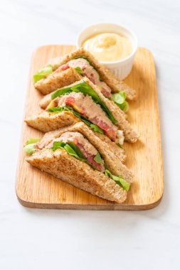 Ev yapımı ton balıklı sandviç 