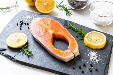 taze çiğ somon fileto biftek