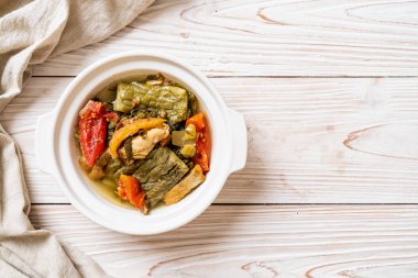 Acı kabak ve domuz eti ile korunmuş hardal yeşil çorba 