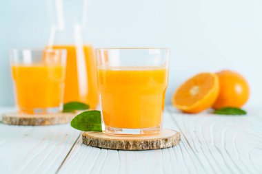 Ahşap arka plan üzerinde taze portakal suyu