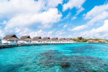 plaj ve deniz ile tropikal Maldivler tatil otel ve ada