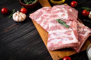 Taze çiğ domuz kaburgası. 