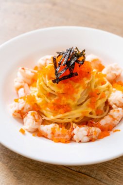 karidesler ve karides yumurtası ile spagetti kremsi