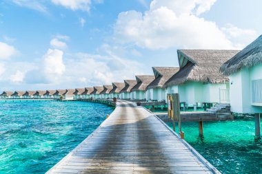 plaj ve deniz ile tropikal Maldivler tatil otel ve ada