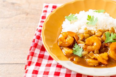 Pirinç Köri soslu karides