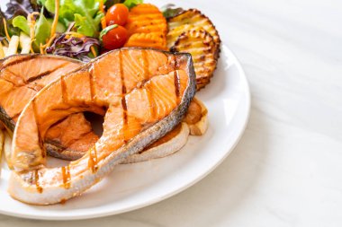 sebze ve patates kızartması ile ızgara somon biftek fileto