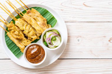 Domuz Satay-ızgara domuz fıstığı sosu veya tatlı ile servis ve 