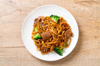 domuz ve sebze ile kızarmış erişte