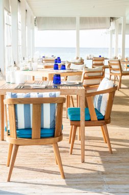 restoranda boş masa ve sandalye dekorasyonu