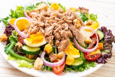 Sebze salatası ve yumurta ile tuna