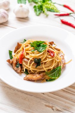 tavuk ve fesleğen ile karıştırın-kızarmış spagetti