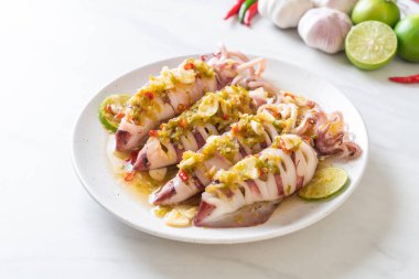 Baharatlı Chili ve limon sosu ile buharda squids