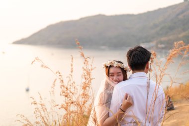 Mutlu genç Asyalı çift aşık iyi vakit geçiriyor 