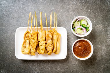 Domuz Satay-ızgara domuz fıstığı sosu veya tatlı ile servis ve 