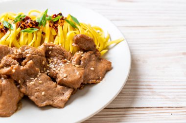 domuz eti ile Asya tavada kızartılmış erişte