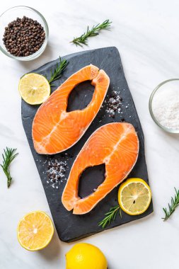 taze çiğ somon fileto biftek